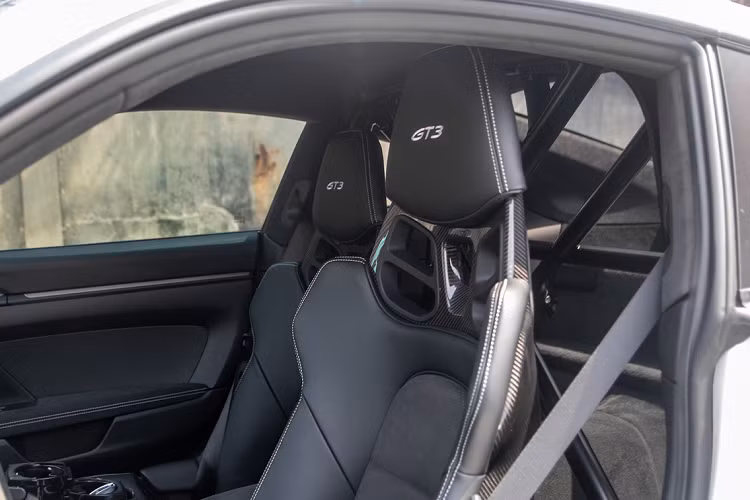 Điểm khác biệt của 2 xe là màu sơn, trang bị đi kèm và sau cùng là thay vì suy nghĩ nên chọn xe số sàn hay tự động, nhà sưu tập này mua luôn cả 2 cho khỏi suy nghĩ, đắn đo.