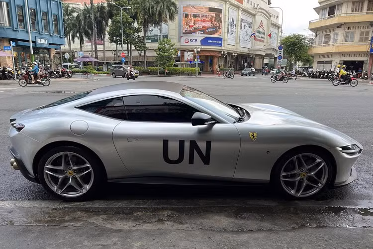 Thêm vào đó, mẫu siêu xe này còn thu hút sự quan tâm của các fan hơn khi nó được trang bị cấu hình ghế ngồi theo dạng 2+2, một điểm khá hiếm trên các mẫu siêu xe trong gia đình Ferrari. Về thiết kế, Ferrari Roma sở hữu phong cách thiết kế dựa trên nguồn cảm hứng từ những kiến trúc tráng lệ tại thủ đô Rome, Ý.