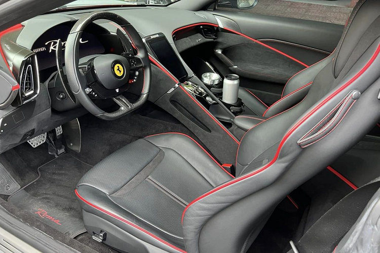 Thêm vào đó, cụm đèn hậu của Roma cũng là một chi tiết không thể bỏ qua trên mẫu xe này bởi sự rõ ràng, hiện đại và vô cùng khoáng đạt. Bên trong cabin, Ferrari Roma chào đón người dùng bằng một không gian sang trọng và ngập tràn công nghệ.
