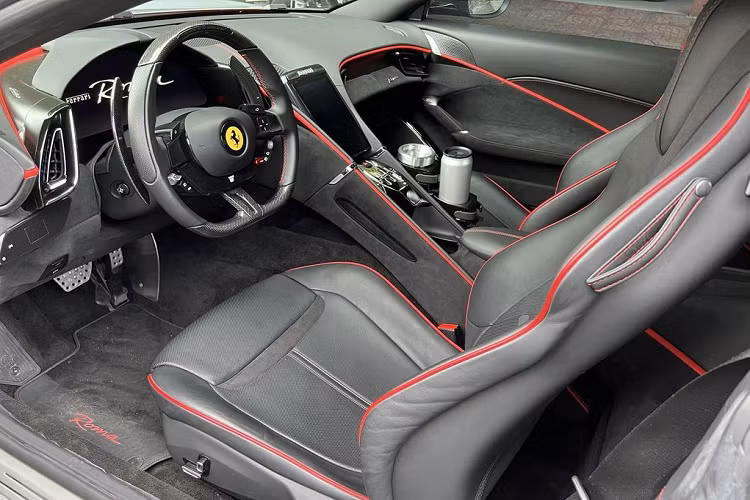 Thêm vào đó, cụm đèn hậu của Roma cũng là một chi tiết không thể bỏ qua trên mẫu xe này bởi sự rõ ràng, hiện đại và vô cùng khoáng đạt. Bên trong cabin, Ferrari Roma chào đón người dùng bằng một không gian sang trọng và ngập tràn công nghệ.