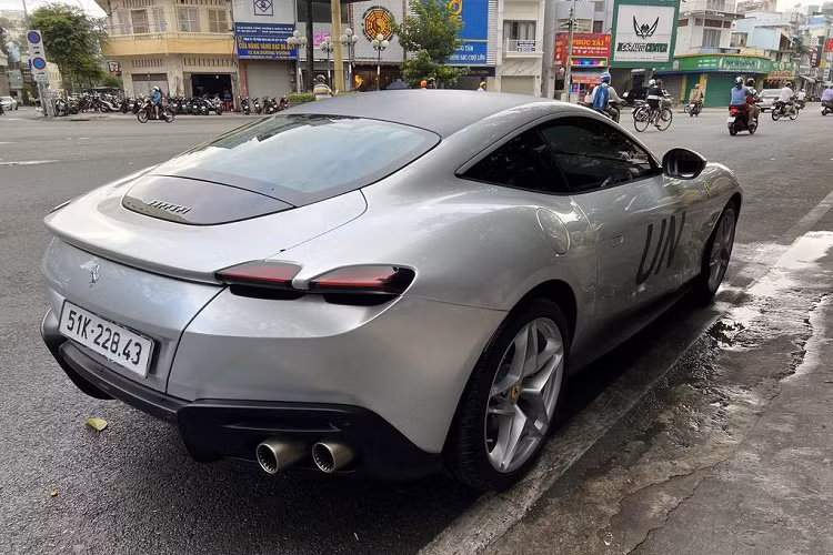 Các đường nét thiết kế mang hơi hướng của sự tinh tế, đơn giản nhưng không hề kém phần nổi bật. Ở phần đầu xe, Roma gây ấn tượng đặc biệt với cụm đèn chiếu sáng dạng LED được vát mỏng, bộ lưới tản nhiệt với các khe lấy gió lạ mắt cùng tạo hình 2 hốc bánh xe cao hơn hẳn phần nắp ca-pô.