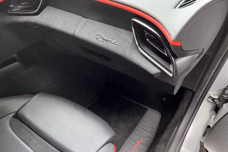 Từ đó, diện mạo của Roma từ đằng trước thật sự mang tới vẻ thể thao và cá tính. Đối với khu vực thân và đuôi xe, Ferrari Roma gợi nhớ tới một số mẫu xe của Anh Quốc với kiểu thiết kế mui xe vát mềm mại về phía sau.