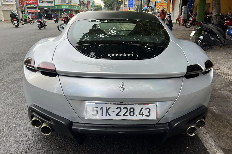 Được biết, chiếc Ferrari Roma của ông Đặng Lê Nguyên Vũ cầm lái này được nhập khẩu không chính hãng. Trước đó, mẫu xe này về Việt Nam nhưng rao bán mãi chẳng thấy người mua và "Qua" Vũ là người đã sở hữu thông qua một người bạn,