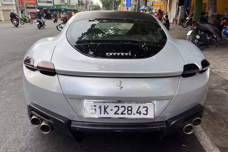 Được biết, chiếc Ferrari Roma của ông Đặng Lê Nguyên Vũ cầm lái này được nhập khẩu không chính hãng. Trước đó, mẫu xe này về Việt Nam nhưng rao bán mãi chẳng thấy người mua và "Qua" Vũ là người đã sở hữu thông qua một người bạn,