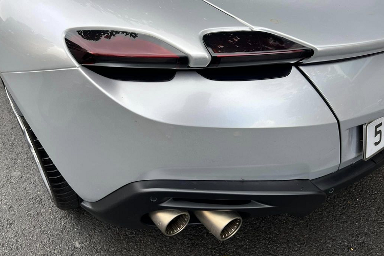 Ngoài ra, toàn bộ khoang cabin của xe đều được bọc da cao cấp, trần bọc da lộn và nhiều chi tiết ốp kim loại. Theo đó, Roma được trang bị 3 màn hình kích thước lớn cho ba tác vụ công-tơ-mét, màn hình giải trí chính và màn hình hiển thị thông tin ghế phụ.