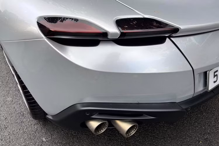 Ngoài ra, toàn bộ khoang cabin của xe đều được bọc da cao cấp, trần bọc da lộn và nhiều chi tiết ốp kim loại. Theo đó, Roma được trang bị 3 màn hình kích thước lớn cho ba tác vụ công-tơ-mét, màn hình giải trí chính và màn hình hiển thị thông tin ghế phụ.