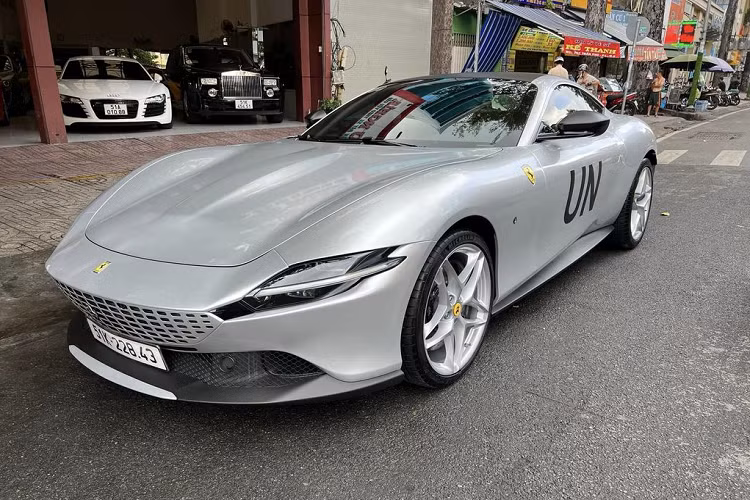 Nguyên bản, Ferrari Roma tại Việt Nam sở hữu màu ngoại thất đỏ Rosso Corsa truyền thống của thương hiệu. Tuy nhiên, khi về chung một nhà với vị Chủ tịch cà phê Trung Nguyên, “ngựa chồm” nước Ý đã được thay áo màu bạc và thêm dấu hiệu nhận biết là ký tự “UN” ở thân xe.