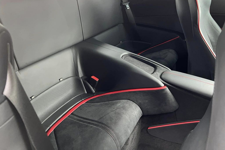 "Trái tim" của siêu xe Ferrari Roma là khối động cơ V8 3.9L tăng áp với công suất tối đa 612 mã lực và mô-men xoắn cực đại 760 Nm. Đi kèm với đó là hộp số ly hợp kép 8 cấp. Từ đó, siêu phẩm nước Ý có thể tăng tốc từ 0 - 100 km/h chỉ với 3,4 giây trước khi đạt vận tốc tối đa 320 km/h.