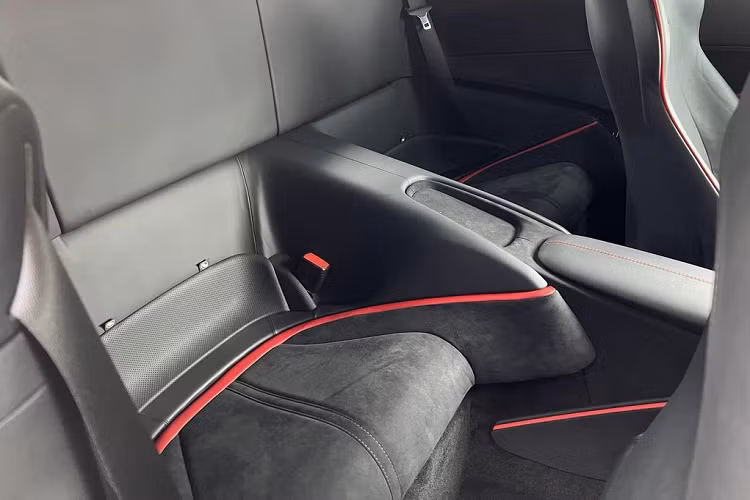 "Trái tim" của siêu xe Ferrari Roma là khối động cơ V8 3.9L tăng áp với công suất tối đa 612 mã lực và mô-men xoắn cực đại 760 Nm. Đi kèm với đó là hộp số ly hợp kép 8 cấp. Từ đó, siêu phẩm nước Ý có thể tăng tốc từ 0 - 100 km/h chỉ với 3,4 giây trước khi đạt vận tốc tối đa 320 km/h.