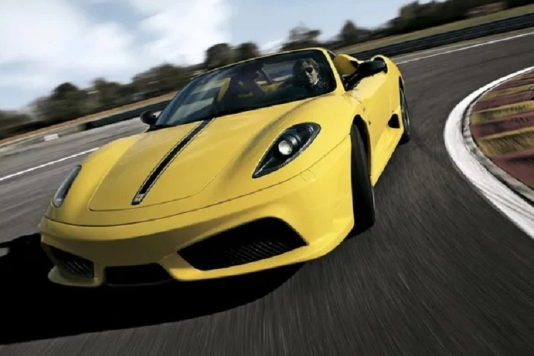 Trong số top 10 siêu xe Ferrari nhanh nhất thế giới, phải kể tên Ferrari F430 Scuderia Spider 16M. Chiếc xe được trình làng vào năm 2009 để ăn mừng chiến thắng của Ferrari tại mùa giải F1 một năm trước đó. Mẫu xe này sở hữu vẻ ngoài hầm hố tương xứng với hiệu suất khủng được thể hiện trên đường đua.