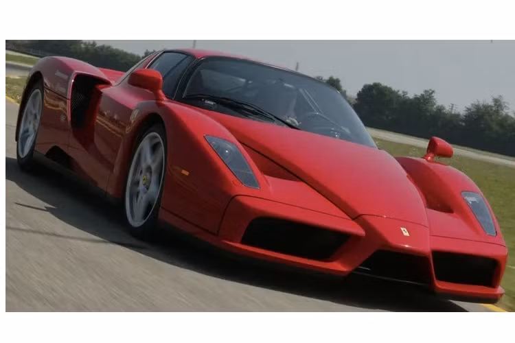 Vinh dự thừa hưởng tên gọi của người sáng lập, Ferrari Enzo được xem là sản phẩm ấn tượng nhất mà thương hiệu siêu xe Italy từng sản xuất. Nhờ động cơ V12 dung tích 6.3L, Ferrari Enzo có thể chạm mốc 100 km/h trong vòng 3,1 giây trước khi đạt vận tốc tối đa trên 355 km/h.