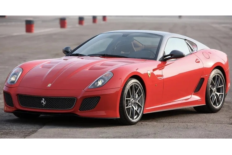 Tốc độ tối đa 335 km/h mà Ferrari 599 GTO sở hữu xuất phát từ khối động cơ sản sinh công suất 661 mã lực cùng mô-men xoắn 620 Nm. Bên cạnh đó, Ferrari 599 GTO còn có khả năng tăng tốc 0-100 km/h chỉ trong 3,4 giây.
