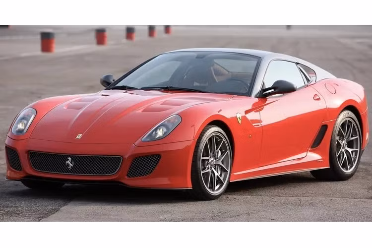 Tốc độ tối đa 335 km/h mà Ferrari 599 GTO sở hữu xuất phát từ khối động cơ sản sinh công suất 661 mã lực cùng mô-men xoắn 620 Nm. Bên cạnh đó, Ferrari 599 GTO còn có khả năng tăng tốc 0-100 km/h chỉ trong 3,4 giây.