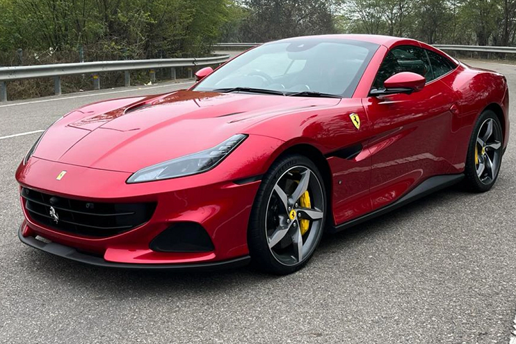 Động cơ V8 tăng áp kép dung tích 3.9L sẽ cung cấp cho siêu xe này một công suất 612 mã lực cùng mô-men xoắn 760 Nm, từ đó giúp Ferrari Portofino chạm ngưỡng tốc độ 100 km/h chỉ trong 3,1 giây từ vị trí đứng yên. Tương tự Ferrari F430 Scuderia Spider 16M, siêu xe Ferrari Portofino cũng sở hữu tốc độ tối đa trên 318 km/h.