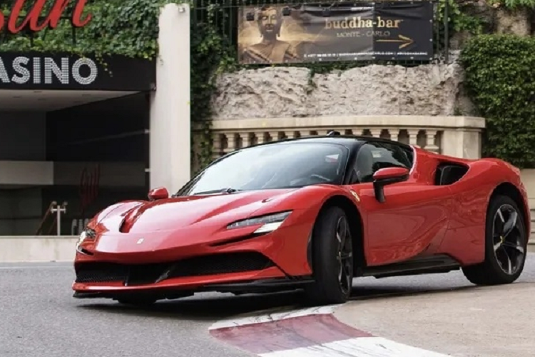 Ferrari SF90 Stradale được trang bị động cơ V8 tăng áp kép dung tích 4.0L. Khi kết hợp với ba động cơ điện theo xe, Ferrari SF90 Stradale sẽ sở hữu công suất tổng thể lên đến 986 mã lực. Bên cạnh tốc độ tối đa 340 km/h, Ferrari SF90 Stradale còn gây chú ý nhờ khả năng tăng tốc 0-100 km/h chỉ trong 2,5 giây.