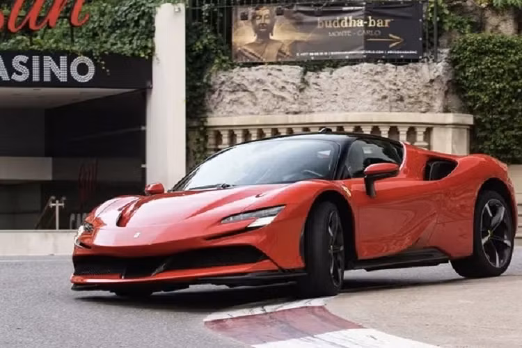 Ferrari SF90 Stradale được trang bị động cơ V8 tăng áp kép dung tích 4.0L. Khi kết hợp với ba động cơ điện theo xe, Ferrari SF90 Stradale sẽ sở hữu công suất tổng thể lên đến 986 mã lực. Bên cạnh tốc độ tối đa 340 km/h, Ferrari SF90 Stradale còn gây chú ý nhờ khả năng tăng tốc 0-100 km/h chỉ trong 2,5 giây.