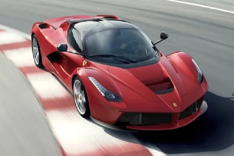 Ấn tượng về Ferrari LaFerrari không chỉ đến từ ngoại hình lạ mắt mà còn xuất phát từ hiệu suất mạnh mẽ. Ẩn bên dưới thân xe với vô số khe hút gió của LaFerrari là động cơ F140 V12 dung tích 6.3L, kết hợp cùng động cơ điện để tạo ra tổng công suất 800 mã lực cùng mô-men xoắn 700 Nm. Ferrari LaFerrari có thể tăng tốc lên 100 km/h từ vị trí đứng yên trong vòng 2,4 giây, trước khi đạt tốc độ tối đa xấp xỉ 350 km/h.