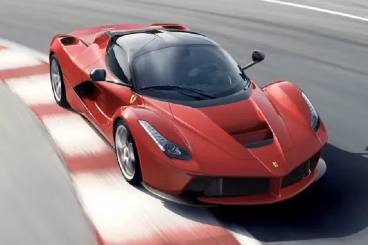 Ấn tượng về Ferrari LaFerrari không chỉ đến từ ngoại hình lạ mắt mà còn xuất phát từ hiệu suất mạnh mẽ. Ẩn bên dưới thân xe với vô số khe hút gió của LaFerrari là động cơ F140 V12 dung tích 6.3L, kết hợp cùng động cơ điện để tạo ra tổng công suất 800 mã lực cùng mô-men xoắn 700 Nm. Ferrari LaFerrari có thể tăng tốc lên 100 km/h từ vị trí đứng yên trong vòng 2,4 giây, trước khi đạt tốc độ tối đa xấp xỉ 350 km/h.