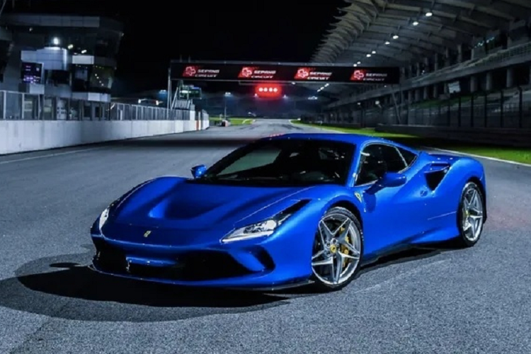 Sức mạnh của F8 Tributo khởi nguồn từ động cơ V8 tăng áp kép dung tích 3.9L, giúp sản sinh công suất 710 mã lực cùng mô-men xoắn 770 Nm. Tốc độ tối đa mà F8 Tributo có thể đạt được là 340 km/h. Đồng thời, siêu xe này còn có khả năng tăng tốc 0-100 km/h chỉ trong 2,7 giây.