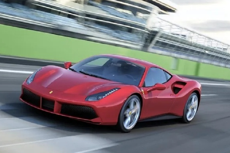 Ferrari 488 GTB thường được ca tụng như một kiệt tác khí động học, sở hữu cho mình sự kết hợp hài hòa giữa vẻ đẹp bên ngoài và hiệu suất mạnh mẽ bên trong. Xe sở hữu động cơ V8 tăng áp kép dung tích 3.9L giúp sản sinh công suất 661 mã lực cùng mô-men xoắn 700 Nm. Bên cạnh tốc độ tối đa 322 km/h, Ferrari 488 GTB còn gây ấn tượng nhờ khả năng tăng tốc lên 100 km/h chỉ trong 2,9 giây từ vị trí đứng yên.