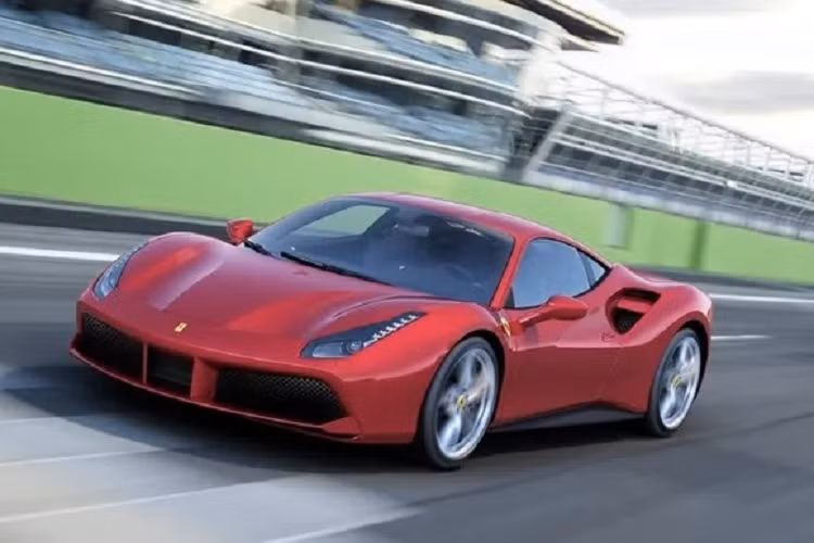 Ferrari 488 GTB thường được ca tụng như một kiệt tác khí động học, sở hữu cho mình sự kết hợp hài hòa giữa vẻ đẹp bên ngoài và hiệu suất mạnh mẽ bên trong. Xe sở hữu động cơ V8 tăng áp kép dung tích 3.9L giúp sản sinh công suất 661 mã lực cùng mô-men xoắn 700 Nm. Bên cạnh tốc độ tối đa 322 km/h, Ferrari 488 GTB còn gây ấn tượng nhờ khả năng tăng tốc lên 100 km/h chỉ trong 2,9 giây từ vị trí đứng yên.