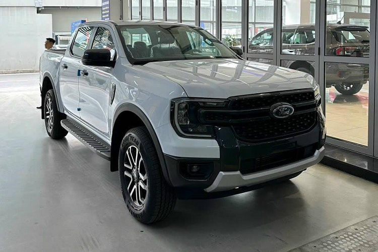 Vào đầu tháng 5/2023, hãng Ford đã chính thức tăng giá bán và bổ sung phiên bản cho dòng xe bán tải Ranger ở Việt Nam. Theo đó, "vua bán tải" tại Việt Nam được bổ sung phiên bản Sport 2.0L 4x4 AT mới. Chẳng bao lâu sau đó, những chiếc Ford Ranger Sport 2.0L 4x4 AT 2023 mới đã xuất hiện ở đại lý.