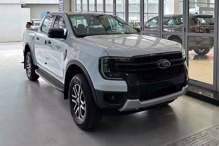 Vào đầu tháng 5/2023, hãng Ford đã chính thức tăng giá bán và bổ sung phiên bản cho dòng xe bán tải Ranger ở Việt Nam. Theo đó, "vua bán tải" tại Việt Nam được bổ sung phiên bản Sport 2.0L 4x4 AT mới. Chẳng bao lâu sau đó, những chiếc Ford Ranger Sport 2.0L 4x4 AT 2023 mới đã xuất hiện ở đại lý.