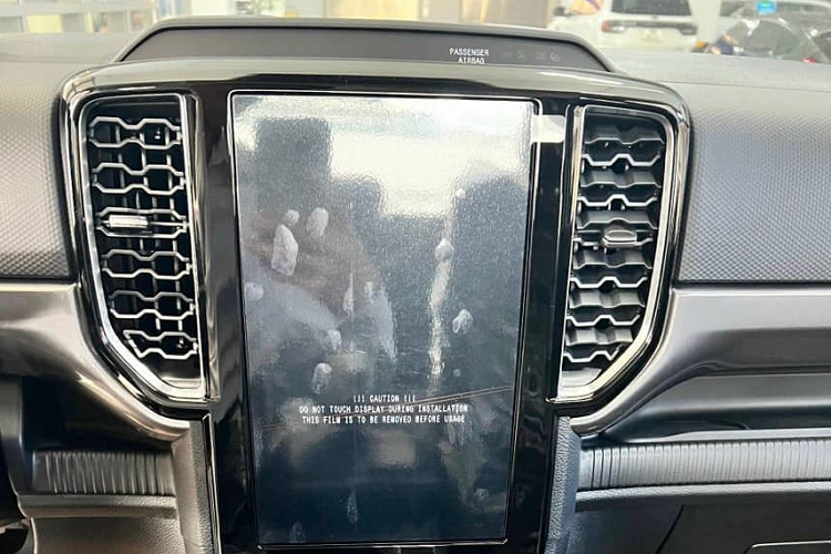 So với bản Wildtrak, xe thiếu khá nhiều trang bị như đèn pha LED Matrix, ghế lái chỉnh điện 8 hướng, màn hình cảm ứng trung tâm 12 inch, điều hòa tự động 2 vùng, phanh đĩa sau, camera 360 độ, cảm biến trước/sau hỗ trợ đỗ xe, hệ thống kiểm soát hành trình thích ứng, hệ thống cảnh báo điểm mù kết hợp cảnh báo phương tiện cắt ngang khi lùi, hệ thống cảnh báo lệch làn đường, hỗ trợ duy trì làn đường, hệ thống cảnh báo va chạm và hỗ trợ phanh khẩn cấp khi gặp chướng ngại vật phía trước.