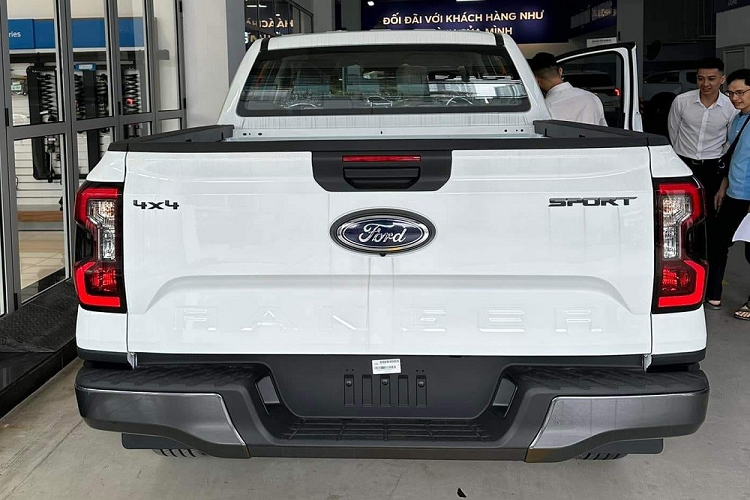 Trong dòng Ford Ranger hiện nay, Sport 2.0L 4x4 AT là bản cao cấp và đắt thứ hai chỉ sau Wildtrak nếu không tính Raptor. Cụ thể, mức giá xe Ford Ranger Sport 2.0L 4x4 AT 2023 khởi điểm từ 864 triệu đồng hoặc 871 triệu đồng với màu Đỏ Cam. Như vậy, so với bản Wildtrak, xe rẻ hơn đến 115 triệu đồng.