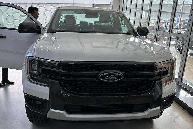 Bên ngoài, Ford Ranger Sport 2.0L 4x4 AT 2023 có những đặc điểm nhận dạng như đèn pha LED, tích hợp dải đèn LED định vị ban ngày hình chữ "C", đèn sương mù trước, gạt mưa tự động, gương chiếu hậu chỉnh điện/gập điện và vành hợp kim nhôm 18 inch. Bộ vành này có thiết kế 6 chấu kép và phay xước 2 màu.