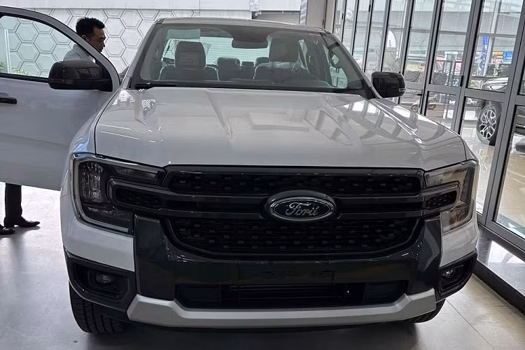 Bên ngoài, Ford Ranger Sport 2.0L 4x4 AT 2023 có những đặc điểm nhận dạng như đèn pha LED, tích hợp dải đèn LED định vị ban ngày hình chữ "C", đèn sương mù trước, gạt mưa tự động, gương chiếu hậu chỉnh điện/gập điện và vành hợp kim nhôm 18 inch. Bộ vành này có thiết kế 6 chấu kép và phay xước 2 màu.