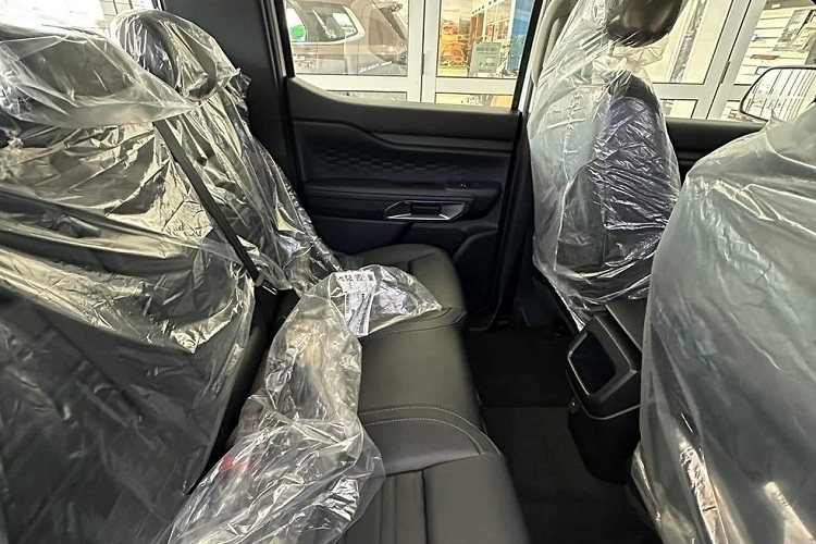 Ngay cả động cơ của Ford Ranger Sport 2.0L 4x4 AT 2023 cũng yếu hơn bản Wildtrak. Cụ thể, phiên bản mới này chỉ được trang bị động cơ diesel 4 xi-lanh, tăng áp đơn, dung tích 2.0L, sản sinh công suất tối đa 170 mã lực và mô-men xoắn cực đại 405 Nm. Động cơ này kết hợp với hộp số tự động 6 cấp và hệ dẫn động 4 bánh.