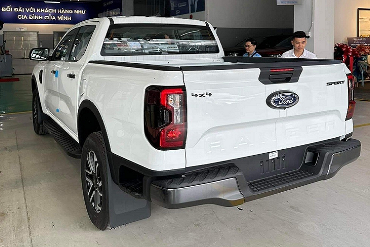 Ford Ranger Sport 2.0L 4x4 AT 2023 tại Việt Nam có 7 tùy chọn màu sắc là trắng, đen, xanh dương, bạc, ghi ánh thép, đỏ cam và nâu ánh kim. Với sự xuất hiện của phiên bản Sport 2.0L 4x4 AT mới, Ford Ranger 2023 hiện có tổng cộng 7 lựa chọn cho khách hàng (không kể Raptor) và giá bán dao động từ 669 - 979 triệu đồng.