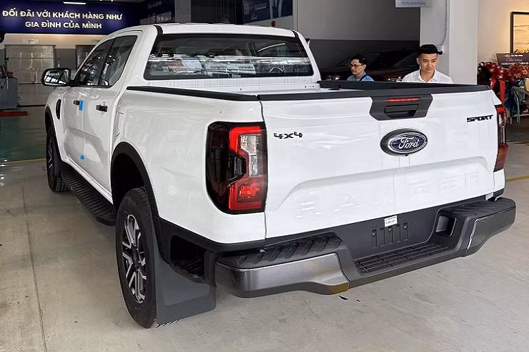 Ford Ranger Sport 2.0L 4x4 AT 2023 tại Việt Nam có 7 tùy chọn màu sắc là trắng, đen, xanh dương, bạc, ghi ánh thép, đỏ cam và nâu ánh kim. Với sự xuất hiện của phiên bản Sport 2.0L 4x4 AT mới, Ford Ranger 2023 hiện có tổng cộng 7 lựa chọn cho khách hàng (không kể Raptor) và giá bán dao động từ 669 - 979 triệu đồng.