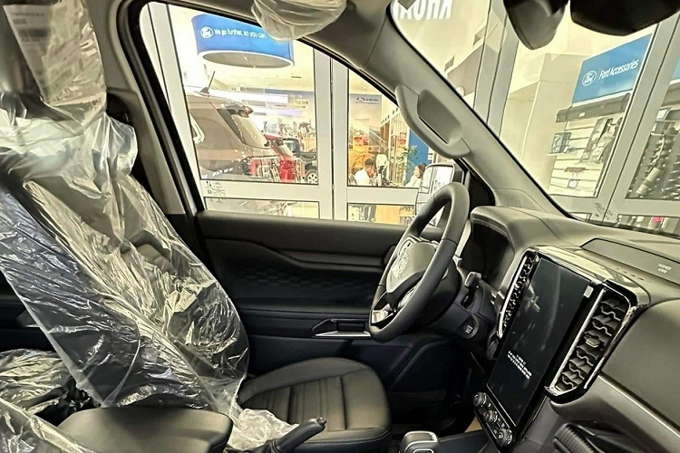 Tuy nhiên, trang bị an toàn của bản Sport 2.0L 4x4 AT mới khá thua thiệt so với bản Wildtrak khi chỉ bao gồm 6 túi khí, phanh đĩa trước, phanh tang trống sau, camera lùi, hệ thống cân bằng điện tử, hỗ trợ khởi hành ngang dốc, hỗ trợ xuống dốc và hệ thống kiểm soát hành trình.