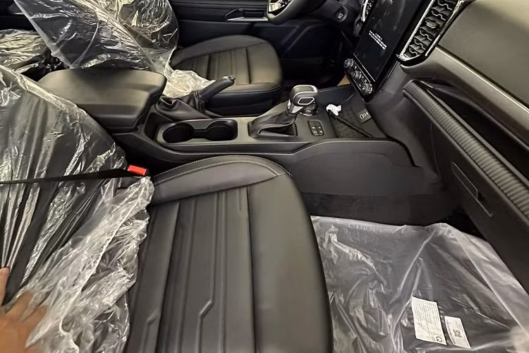 Chưa hết, Ford Ranger Sport 2.0L 4x4 AT 2023 còn được trang bị tính năng khởi động máy bằng nút bấm, chìa khóa thông minh, điều hòa chỉnh tay, gương chiếu hậu tự động chỉnh 2 chế độ ngày/đêm, phanh tay chỉnh cơ và sạc điện thoại không dây.