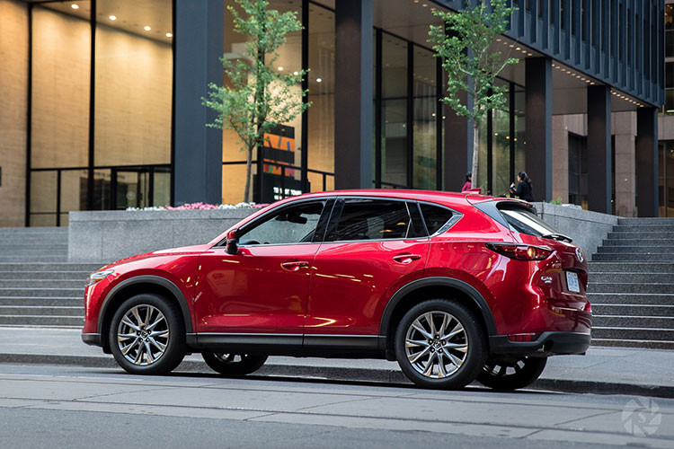 Hàng ghế trước chỉnh điện, ghế lái có chức năng nhớ vị trí. Tiện nghi giải trí trên CX-5 có màn hình cảm ứng 7 inch, tích hợp kết nối Apple CarPlay và Android Auto. Cụm nút xoay điều khiển Mazda Connect. Hệ thống âm thanh 10 loa Bose. Màn hình kính lái HUD. Gương chỉnh điện tích hợp đèn báo rẽ ….