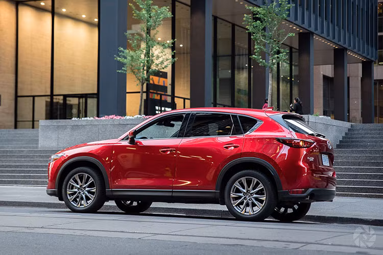 Hàng ghế trước chỉnh điện, ghế lái có chức năng nhớ vị trí. Tiện nghi giải trí trên CX-5 có màn hình cảm ứng 7 inch, tích hợp kết nối Apple CarPlay và Android Auto. Cụm nút xoay điều khiển Mazda Connect. Hệ thống âm thanh 10 loa Bose. Màn hình kính lái HUD. Gương chỉnh điện tích hợp đèn báo rẽ ….