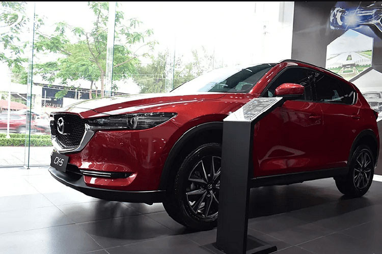 Mazda CX-5 tại Việt Nam có 2 tùy chọn động cơ là SkyActiv 2.0 và 2.5, cho mức công suất lần lượt là 154 và 188 mã lực cùng với 200 và 252 Nm mô-men xoắn. Mazda CX-5 hiện có giá 839 triệu - 1 ,059 tỷ đồng.