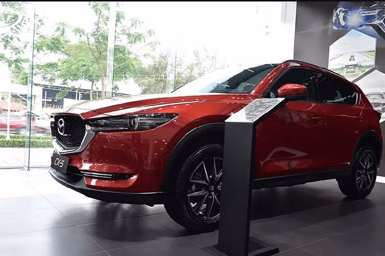 Mazda CX-5 tại Việt Nam có 2 tùy chọn động cơ là SkyActiv 2.0 và 2.5, cho mức công suất lần lượt là 154 và 188 mã lực cùng với 200 và 252 Nm mô-men xoắn. Mazda CX-5 hiện có giá 839 triệu - 1 ,059 tỷ đồng.