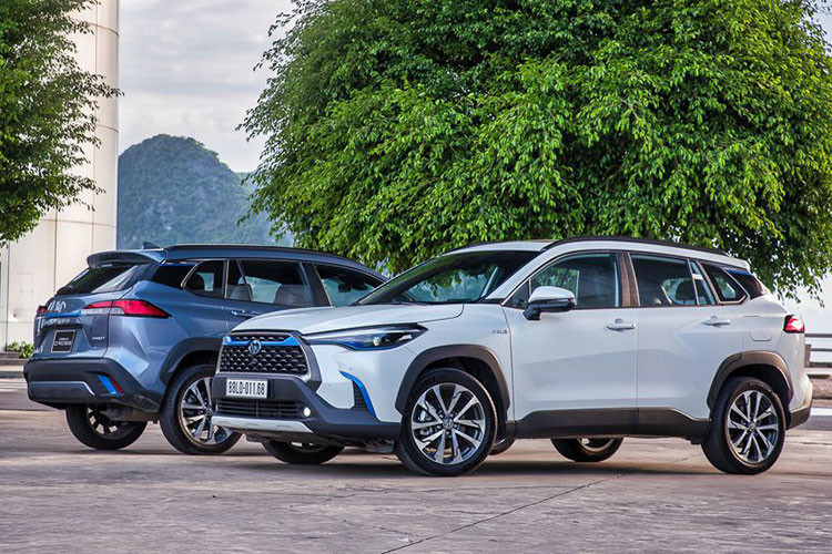 Tại thị trường Việt Nam, Toyota Corolla Cross có 2 phiên bản 1.8 G và 1.8 V được trang bị động cơ xăng 1.8L, đi cùng hộp số biến thiên vô cấp CVT, tạo ra công suất tối đa 138 mã lực tại tua máy 6.400 vòng/phút cùng mô-men xoắn cực đại 172 Nm tại 4.000 vòng/phút.