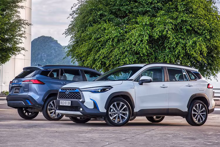 Tại thị trường Việt Nam, Toyota Corolla Cross có 2 phiên bản 1.8 G và 1.8 V được trang bị động cơ xăng 1.8L, đi cùng hộp số biến thiên vô cấp CVT, tạo ra công suất tối đa 138 mã lực tại tua máy 6.400 vòng/phút cùng mô-men xoắn cực đại 172 Nm tại 4.000 vòng/phút.