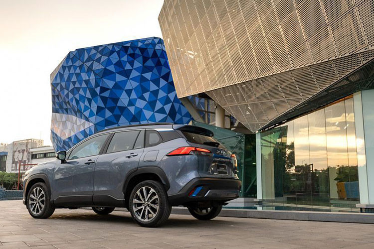 “Mặt tiền” của mẫu xe SUV Toyota Corolla Cross nổi bật với bộ lưới tản nhiệt hình thang cỡ lớn đi kèm đường viền chrome sáng bóng. Cụm đèn pha LED thiết kế sắc nét được đặt liền mạch với lưới tản nhiệt và kéo dài đến tận vòm bánh trước.