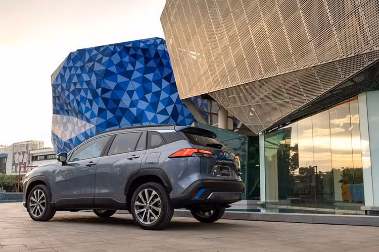 “Mặt tiền” của mẫu xe SUV Toyota Corolla Cross nổi bật với bộ lưới tản nhiệt hình thang cỡ lớn đi kèm đường viền chrome sáng bóng. Cụm đèn pha LED thiết kế sắc nét được đặt liền mạch với lưới tản nhiệt và kéo dài đến tận vòm bánh trước.