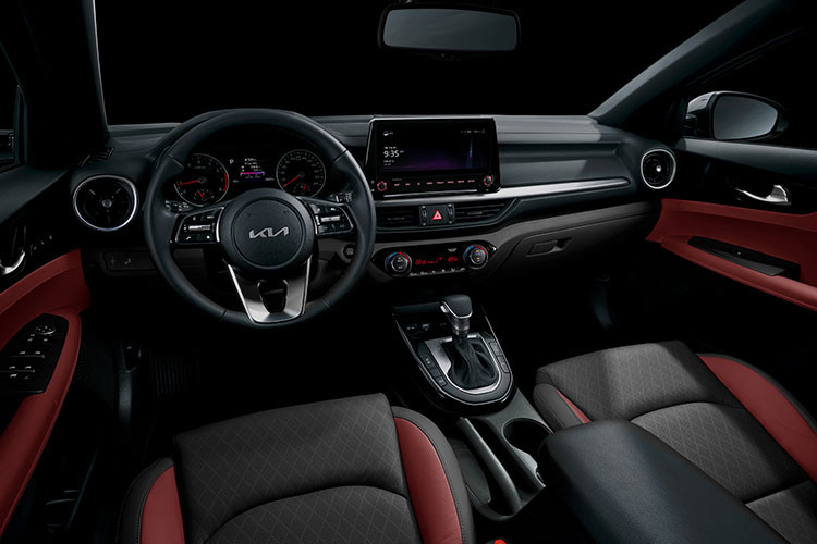 Về trang bị nội thất, K3 sở hữu màn hình giải trí 10,25 inch có kết nối Apple CarPlay/Android Auto, điều hòa tự động 2 vùng, sạc điện thoại không dây, hàng ghế trước chỉnh điện đi kèm sưởi và làm mát, ghế lái nhớ 2 vị trí, đề nổ nút bấm, cửa sổ trời.