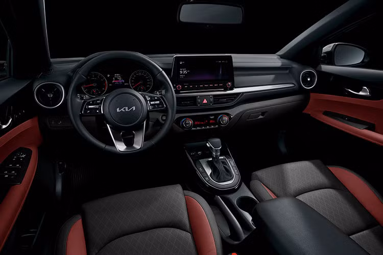 Về trang bị nội thất, K3 sở hữu màn hình giải trí 10,25 inch có kết nối Apple CarPlay/Android Auto, điều hòa tự động 2 vùng, sạc điện thoại không dây, hàng ghế trước chỉnh điện đi kèm sưởi và làm mát, ghế lái nhớ 2 vị trí, đề nổ nút bấm, cửa sổ trời.