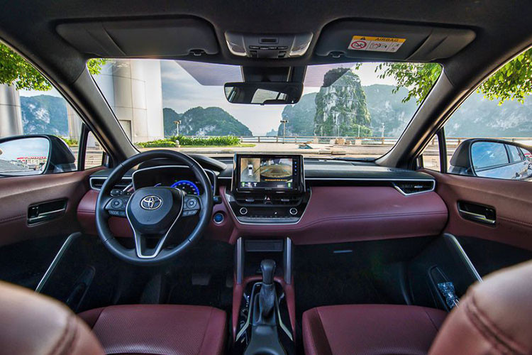 Toyota Corolla Cross được trang bị gói an toàn Toyota Safety Sense bao gồm hệ thống kiểm soát hành trình thích ứng, hỗ trợ tránh va chạm với phanh tự động, nhận diện biển báo, đèn pha tự động và cảnh báo lệch làn đường.