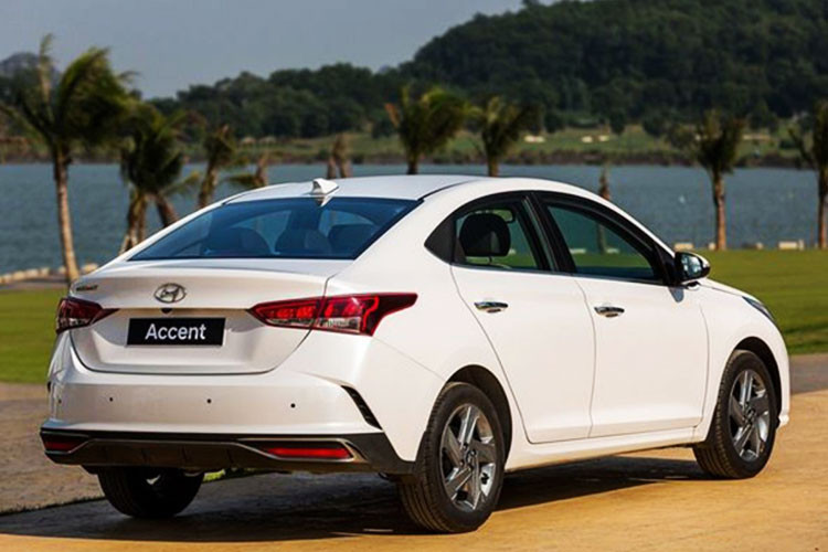 Nội thất cũng được trang bị đa dạng khi vị trí người lái trên Accent có màn hình tốc độ điện tử, vô lăng tích hợp điều chỉnh ga tự động. Hyundai Accent cũng được trang bị màn hình giải trí trung tâm kích thước lớn, hỗ trợ kết nối Apple CarPlay/Android Auto.