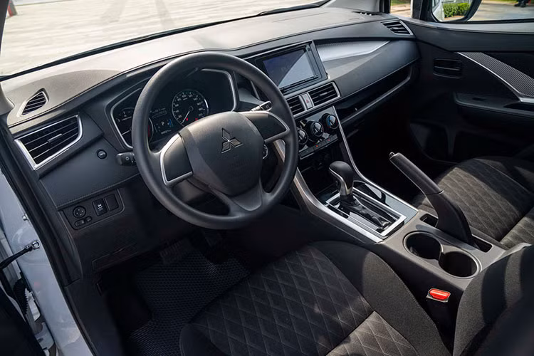 Về trang bị an toàn, chiếc MPV nhà Mitsubishi có hệ thống an toàn khá đầy đủ với hệ thống phanh ABS, BA, EBD, hệ thống cân bằng điện tử, kiểm soát lực kéo, khởi hành ngang dốc và camera lùi…