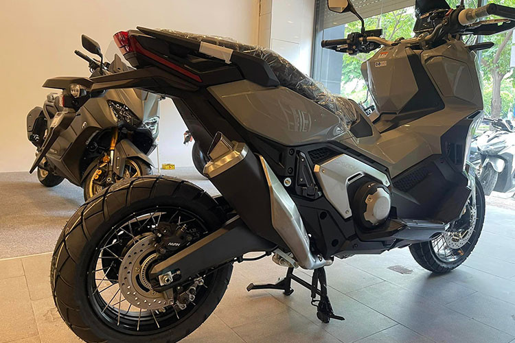Thông tin cụ thể về mức giá xe Honda X-ADV 750 2023 chưa được đại lý tiết lộ nhưng chắc chắn không hề rẻ. Trong khi đó, tại thị trường Malaysia, xe có giá khoảng 68.899 RM (tương đương 364,9 triệu đồng).